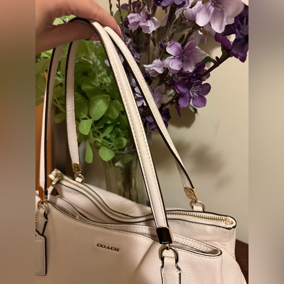 Coach Pebbled Leather Off White Shoulder Bag - Picture 2 of 8